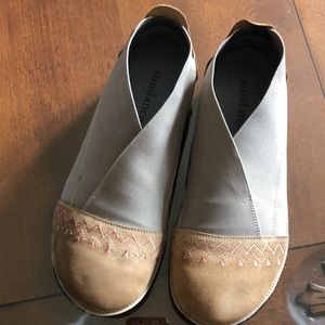 Sundance Blooms Women’s size 38 US size 7 Tan slip on Loafers